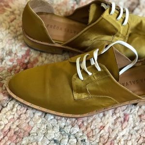 Freda Salvador Satin Wit D’Orsay